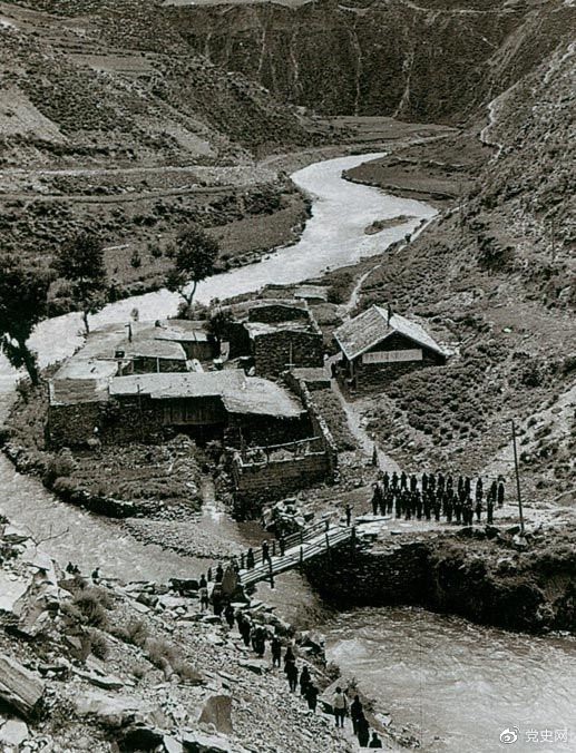 　　1935年6月12日，中央紅軍先頭部隊在夾金山北麓四川懋功達維鎮同紅四方面軍先頭部隊勝利會(huì )師。圖為當年的會(huì )師橋。