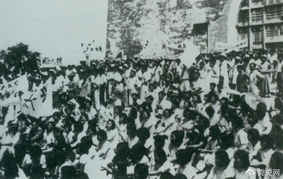 1936年6月13日，北平學(xué)生與市民在鼓樓前舉行聲勢浩大的抗日集會(huì )。