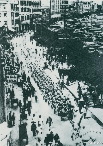 　　從1925年6月19日起，香港和廣州租界的20萬(wàn)工人舉行罷工，聲援上海人民的反帝斗爭。23日，廣州和由香港回廣州的工人10萬(wàn)余人舉行大游行，在沙基慘遭英、法帝國主義的鎮壓。圖為當時(shí)的游行隊伍。