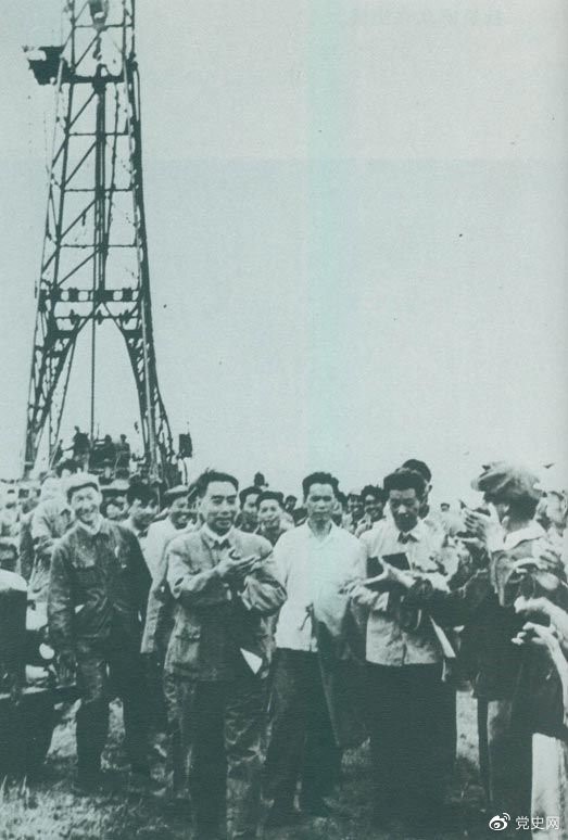 1962年6月，周恩來(lái)到大慶視察，這是在1202鉆井隊現場(chǎng)參觀(guān)。 