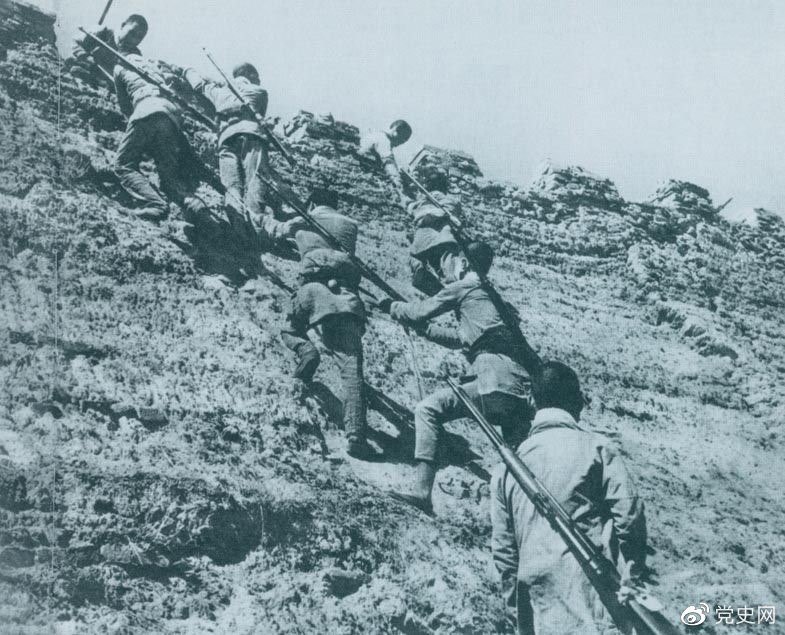 1945年6月25日，八路軍冀中部隊攻克河北獻縣。圖為部隊奮勇攀登城墻。