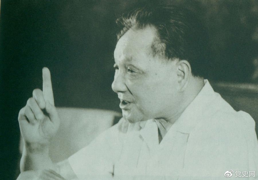 　　1981年6月27日，中共十一屆六中全會(huì )通過(guò)《關(guān)于建國以來(lái)黨的若干歷史問(wèn)題的決議》。圖為鄧小平在閉幕會(huì )上發(fā)表講話(huà)。