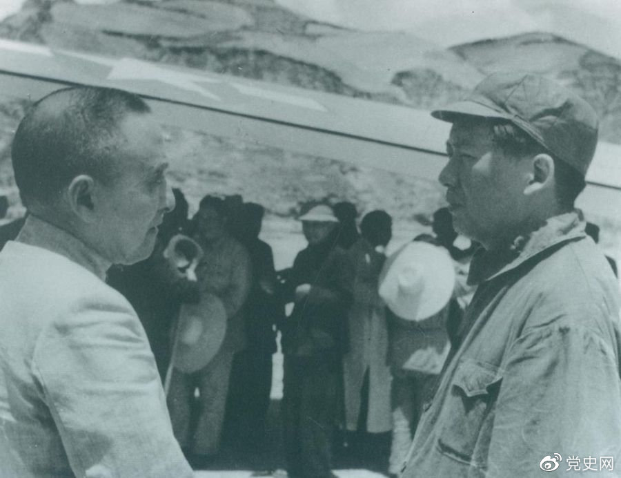 1945年7月1日，毛澤東歡迎黃炎培等民主人士來(lái)延安參觀(guān)。