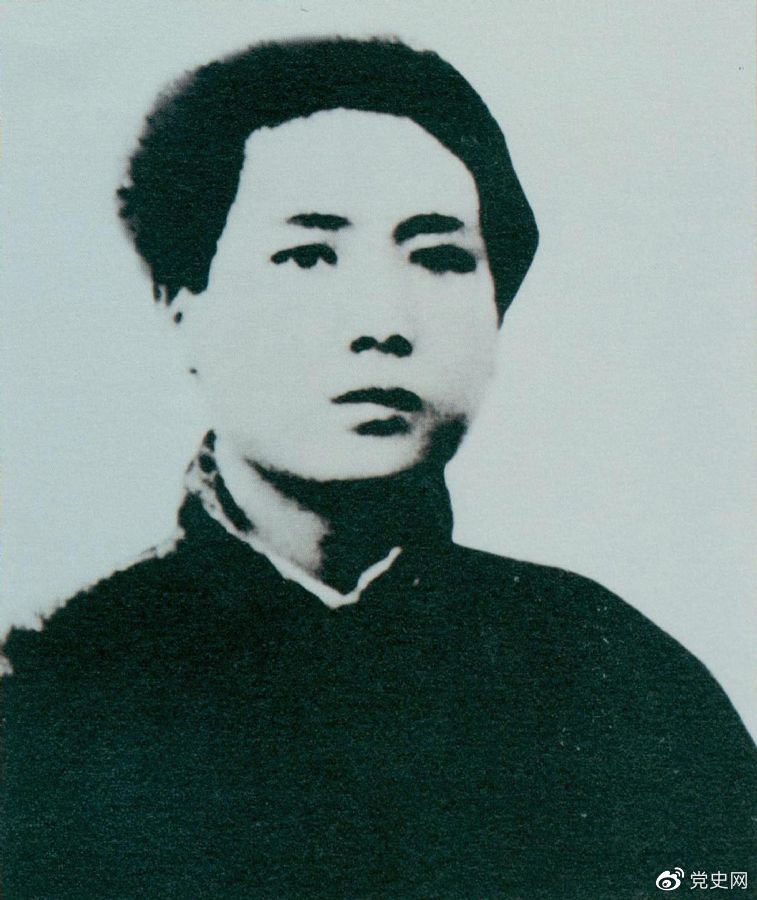 1921年7月，毛澤東赴上海參加中國共產(chǎn)黨第一次代表大會(huì )，成為黨的創(chuàng  )始人之一。