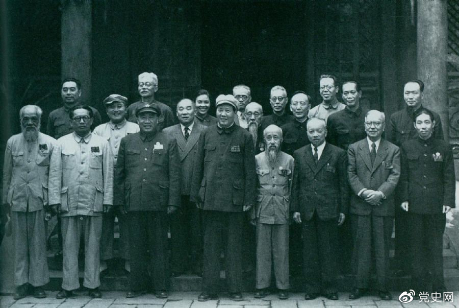 1949年7月5日，新政治協(xié)商會(huì )議籌備會(huì )常務(wù)委員合影。