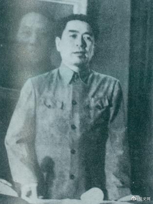 1949年7月6日，周恩來(lái)出席中華全國文學(xué)藝術(shù)工作者代表大會(huì )。圖為周恩來(lái)在會(huì )上作政治報告。