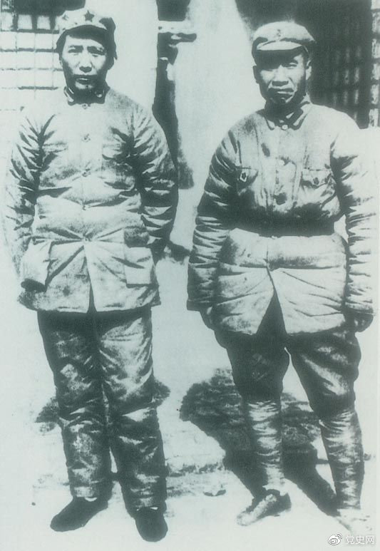 　　1937年7月7日，盧溝橋事變爆發(fā)。8日，中共中央通電全國，號召結成民族統一戰線(xiàn)抵抗日本侵略者。圖為1936年冬毛澤東和朱德在陜北。