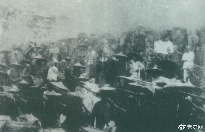 　　1926年7月9日，國民革命軍開(kāi)始北伐。兩天后，北伐軍的先頭部隊葉挺獨立團攻占了長(cháng)沙。然后向武漢進(jìn)攻。一路上，迅猛發(fā)展的農民運動(dòng)有力地配合了北伐戰爭。在湖南、江西、湖北，農民運動(dòng)越來(lái)越引人注目。這是支援北伐戰爭的農民自衛軍。