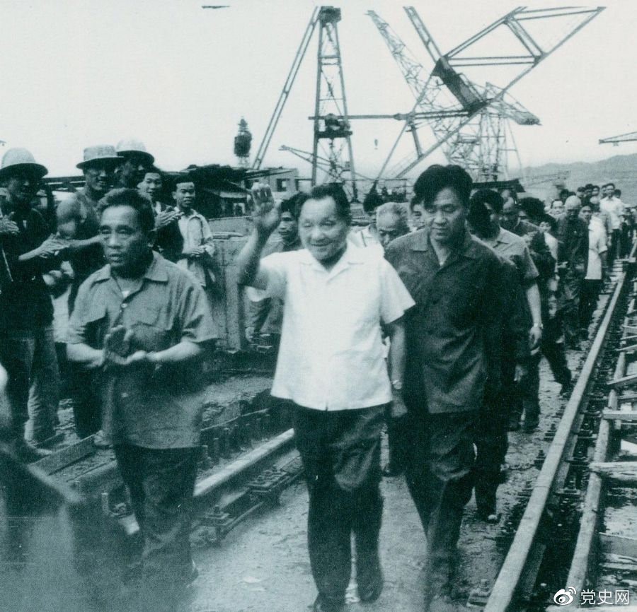 1980年7月12日，鄧小平到葛洲壩水利樞紐工程視察。