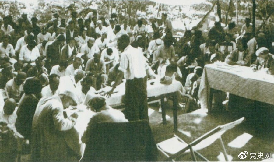 1947年7月17日至9月13日，全國土地會(huì )議在河北西柏坡召開(kāi)。劉少奇主持會(huì )議并在會(huì )上作報告。