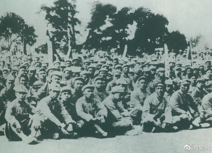 盧溝橋事變后的第11天，1937年7月18日，延安召開(kāi)群眾大會(huì )，毛澤東發(fā)表演說(shuō)。據當時(shí)報載：“演詞激昂，聽(tīng)眾均摩拳擦掌，熱血沸騰，愿赴抗日戰場(chǎng)，與日寇決一死戰?！?/></p><p>盧溝橋事變后的第11天，1937年7月18日，延安召開(kāi)群眾大會(huì )，毛澤東發(fā)表演說(shuō)。據當時(shí)報載：“演詞激昂，聽(tīng)眾均摩拳擦掌，熱血沸騰，愿赴抗日戰場(chǎng)，與日寇決一死戰?！?/p><p><br/></p><p>轉載：共產(chǎn)黨員網(wǎng)</p>
							
							</div><!-- article-con -->






		<div   id=
