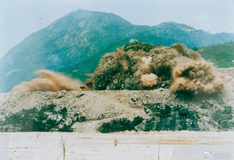 1979年7月20日，深圳蛇口工業(yè)區的建設者點(diǎn)燃開(kāi)山炮時(shí)的場(chǎng)面。
