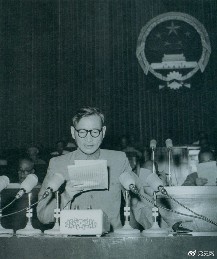 1955年7月，陳云在一屆全國人大二次會(huì )議上作堅持和改進(jìn)糧食統購統銷(xiāo)工作的報告。