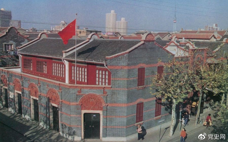 1921年7月23日 中國共產(chǎn)黨第一次全國代表大會(huì )在上海法租界望志路106號（今興業(yè)路76號）開(kāi)幕。最后一天的會(huì )議轉移到浙江嘉興南湖的游船上舉行。 圖為中共一大會(huì )址。