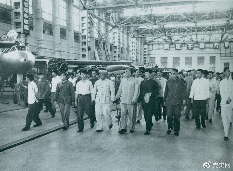 1964年7月31日，朱德視察哈爾濱飛機制造廠(chǎng)。