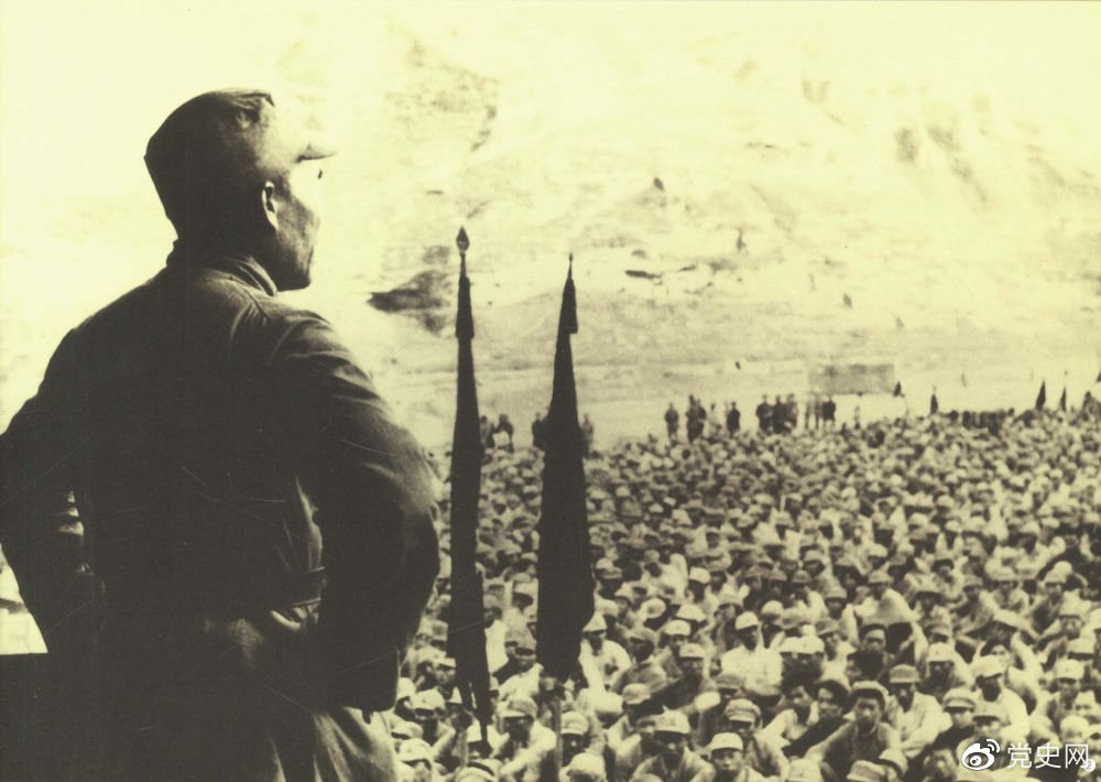 1937年8月后，朱德任中共中央軍委副主席、中央軍委華北軍分會(huì )書(shū)記、國民革命軍第八路軍總指揮（后為第十八集團軍總司令），指揮八路軍開(kāi)赴華北抗日前線(xiàn)。圖為朱德對即將開(kāi)赴前線(xiàn)的八路軍將士講話(huà)。