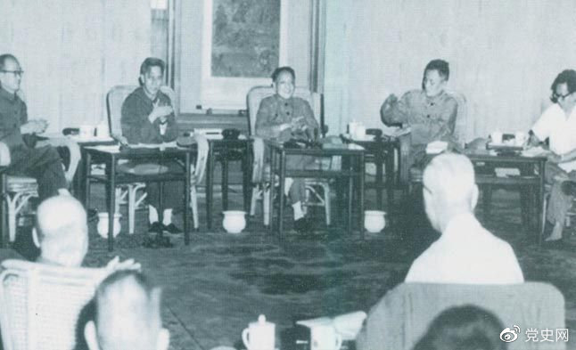 1977年8月4日—8日，鄧小平主持召開(kāi)科學(xué)和教育工作座談會(huì )。