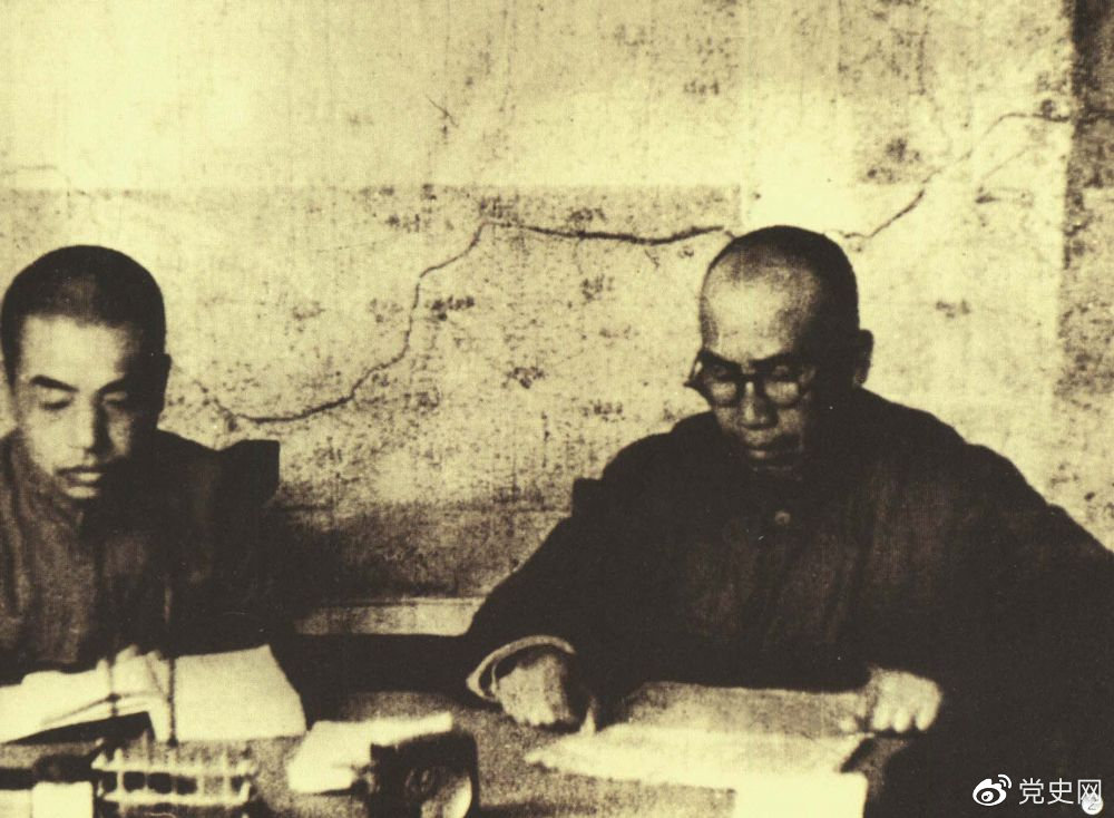 1945年8月，彭德懷任中央軍委副主席兼總參謀長(cháng)，協(xié)助毛澤東、朱德指揮對日軍的大反攻。圖為朱德和彭德懷在延安。