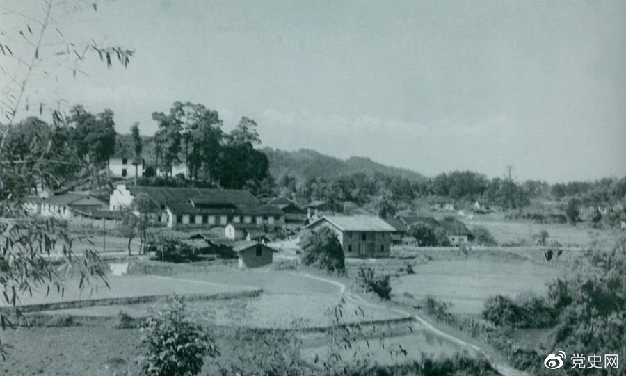1934年8月，任弼時(shí)等率紅六軍團9700余人，從橫石和新江口出發(fā)，開(kāi)始西征。圖為江西遂川縣橫石。