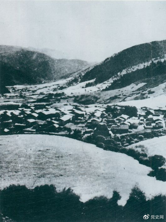 1935年8月20日，中共中央政治局在毛兒蓋召開(kāi)會(huì )議，作出了《關(guān)于目前戰略方針之補充決定》，再次重申兩河口會(huì )議關(guān)于北上的戰略方針。圖為毛兒蓋。