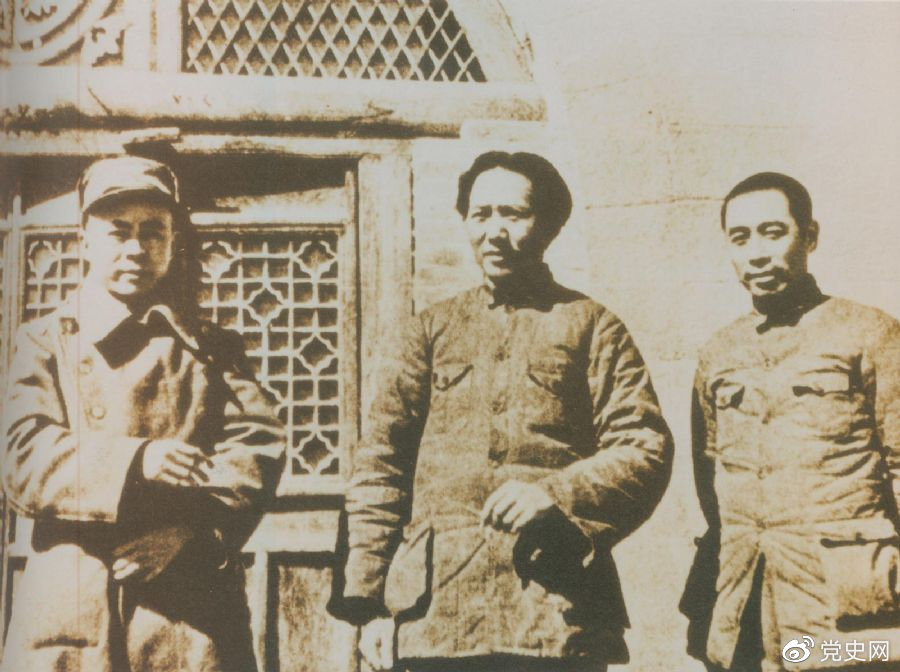 洛川會(huì )議上組成了新的中共中央革命軍事委員會(huì )，毛澤東為書(shū)記（亦稱(chēng)主席）。這是毛澤東、周恩來(lái)和任弼時(shí)的合影。