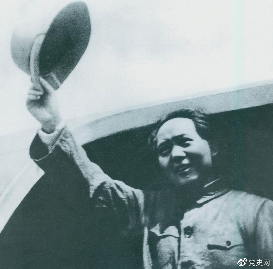 1945年8月28日，毛澤東飛赴重慶時(shí)，向前來(lái)歡送的延安軍民揮手告別。