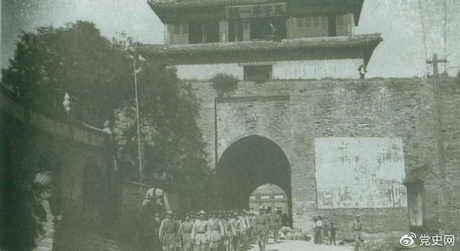 1945年8月下旬，八路軍解放山海關(guān)。
