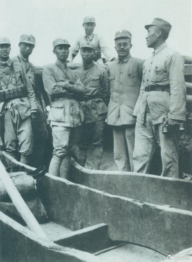 1937年9月，八路軍部分領(lǐng)導人率部東渡黃河，開(kāi)赴抗日前線(xiàn)。圖為渡船上的八路軍領(lǐng)導人，前排右起：朱德、任弼時(shí)、左權。