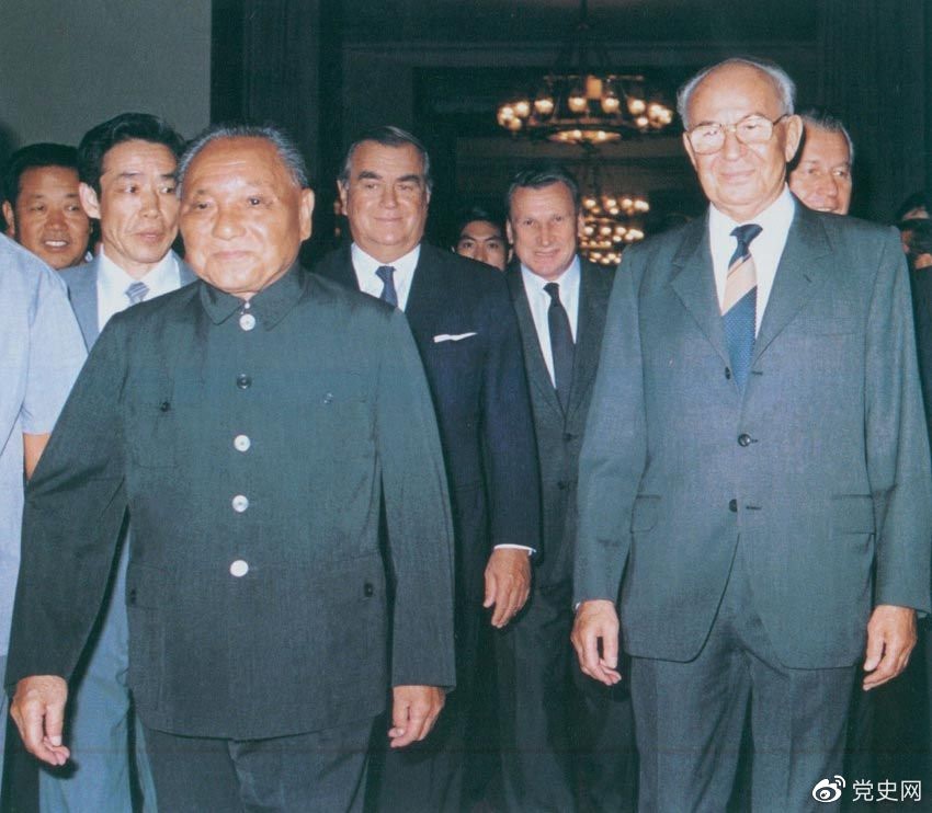 1988年9月5日，鄧小平在會(huì )見(jiàn)捷克斯洛伐克總統胡薩克時(shí)提出科學(xué)技術(shù)是第一生產(chǎn)力。